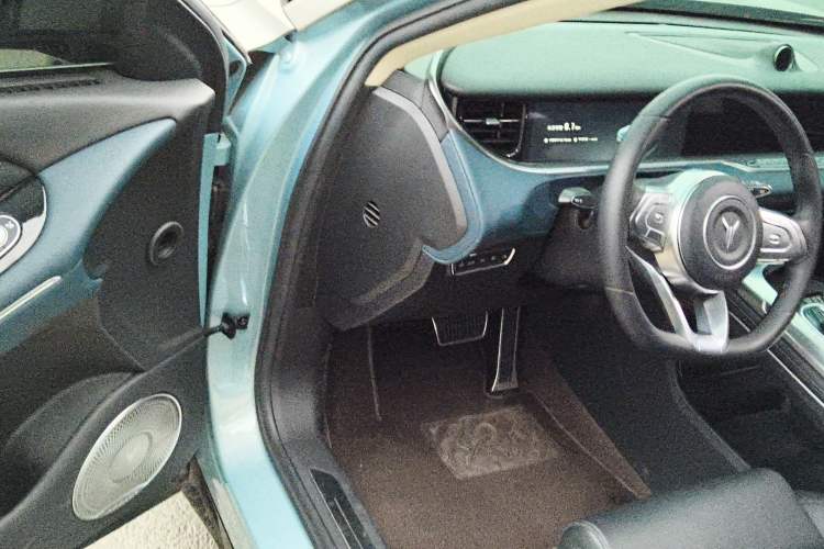 Used VOYAH FREE 2023 Four-Wheel Drive Extended-Range Model with Ultra-Long Range Driver Seat
