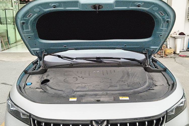 Used VOYAH FREE 2023 Four-Wheel Drive Extended-Range Model with Ultra-Long Range Engine Bay