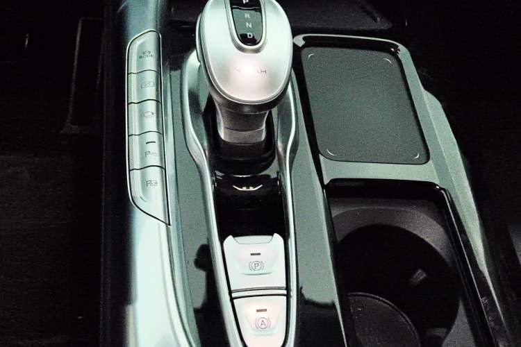 Used VOYAH FREE 2023 Four-Wheel Drive Extended-Range Model with Ultra-Long Range Gear Lever