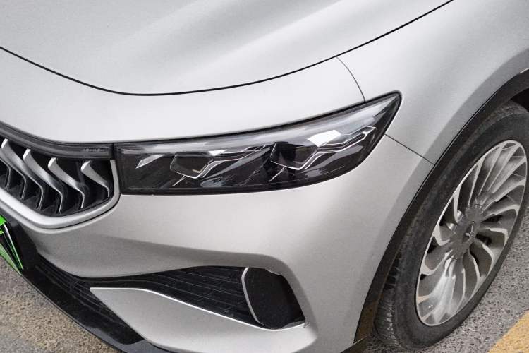 Used VOYAH FREE 2023 Four-Wheel Drive Extended-Range Model with Ultra-Long Range Left Front Headlight