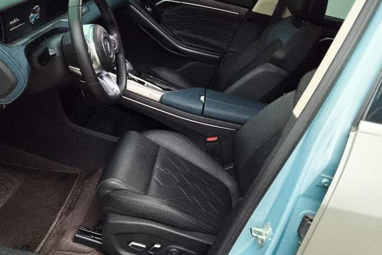 Used VOYAH FREE 2023 Four-Wheel Drive Extended-Range Model with Ultra-Long Range Left Front Seat
