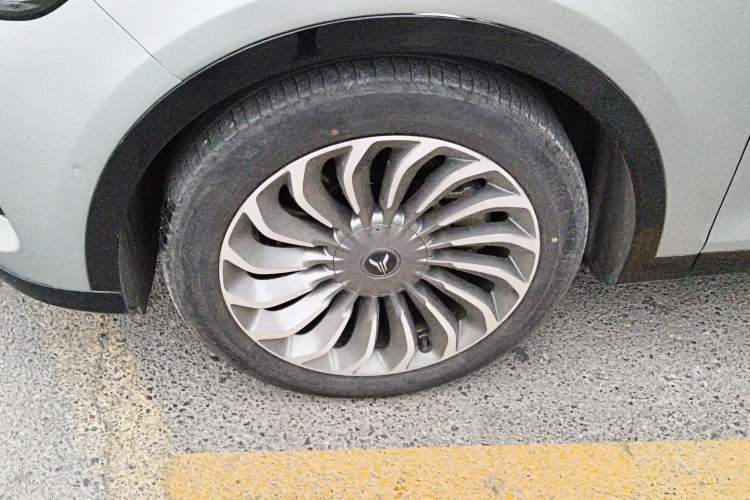 Used VOYAH FREE 2023 Four-Wheel Drive Extended-Range Model with Ultra-Long Range Left Front Wheel Hub