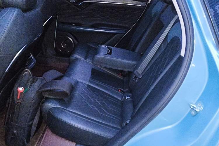 Used VOYAH FREE 2023 Four-Wheel Drive Extended-Range Model with Ultra-Long Range Left Rear Seat