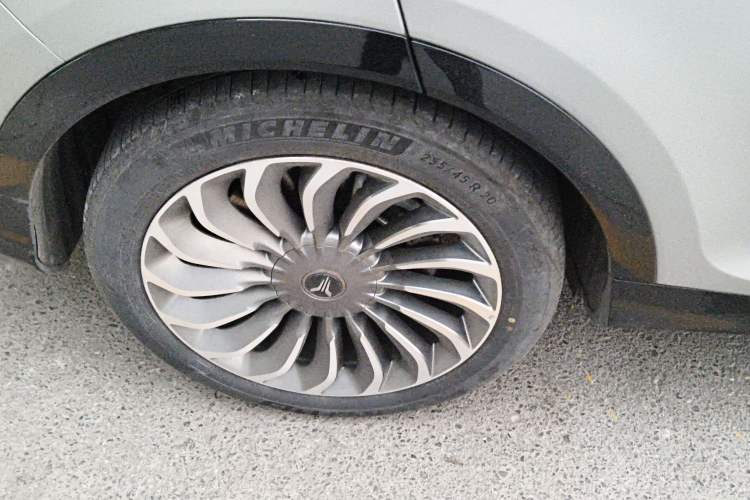 Used VOYAH FREE 2023 Four-Wheel Drive Extended-Range Model with Ultra-Long Range Right Rear Wheel Hub