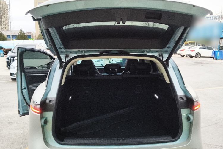 Used VOYAH FREE 2023 Four-Wheel Drive Extended-Range Model with Ultra-Long Range Trunk