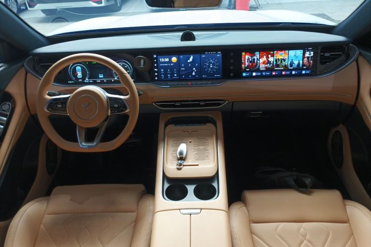 Used VOYAH FREE 2023 Four-Wheel Drive Extended-Range Model with Ultra-Long Range Center Console
