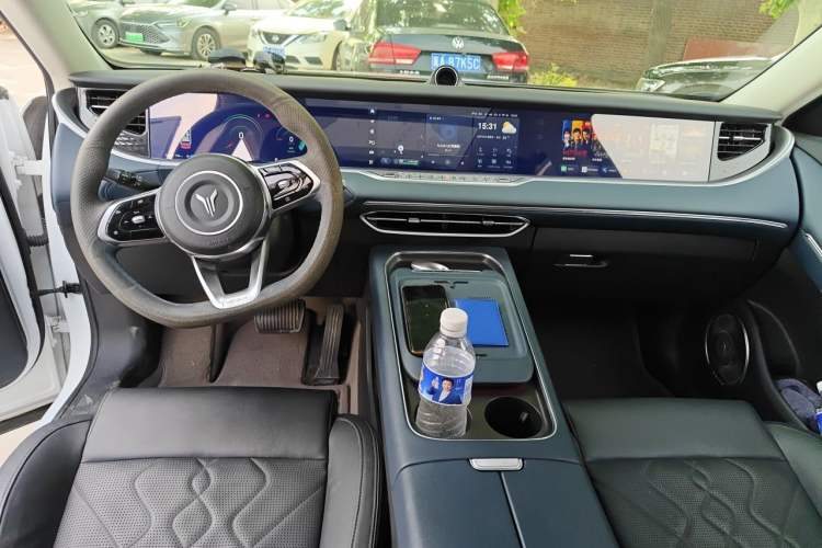 Used VOYAH FREE 2023 Four-Wheel Drive Extended-Range Model with Ultra-Long Range Center Console