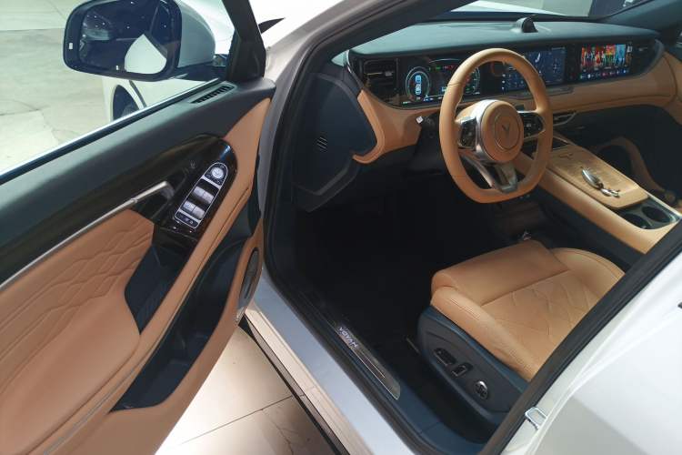 Used VOYAH FREE 2023 Four-Wheel Drive Extended-Range Model with Ultra-Long Range Driver Seat