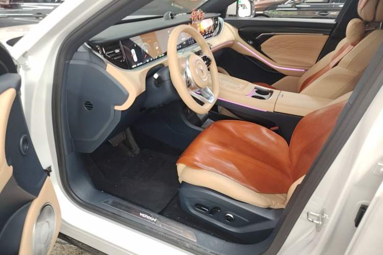 Used VOYAH FREE 2023 Four-Wheel Drive Extended-Range Model with Ultra-Long Range Driver Seat