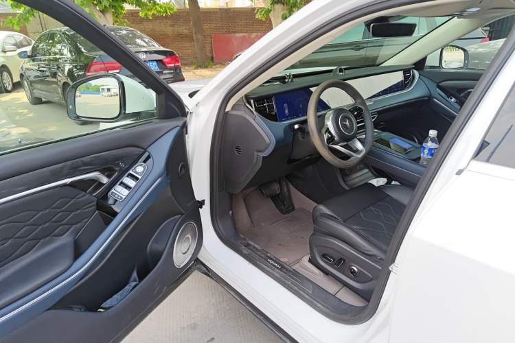 Used VOYAH FREE 2023 Four-Wheel Drive Extended-Range Model with Ultra-Long Range Driver Seat