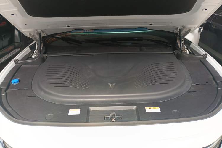 Used VOYAH FREE 2023 Four-Wheel Drive Extended-Range Model with Ultra-Long Range Engine Bay