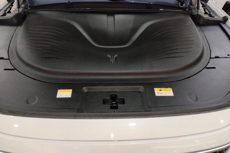 Used VOYAH FREE 2023 Four-Wheel Drive Extended-Range Model with Ultra-Long Range Engine Bay