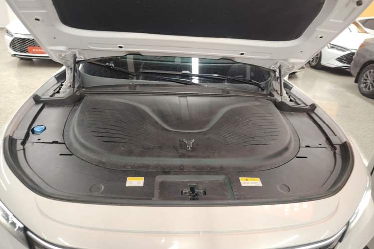 Used VOYAH FREE 2023 Four-Wheel Drive Extended-Range Model with Ultra-Long Range Engine Bay