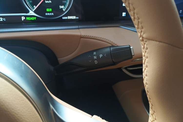 Used VOYAH FREE 2023 Four-Wheel Drive Extended-Range Model with Ultra-Long Range Gear Lever