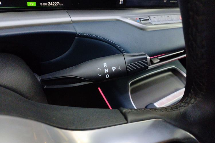 Used VOYAH FREE 2023 Four-Wheel Drive Extended-Range Model with Ultra-Long Range Gear Lever