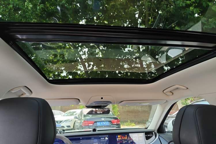 Used VOYAH FREE 2023 Four-Wheel Drive Extended-Range Model with Ultra-Long Range Headliner
