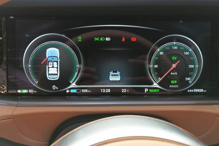 Used VOYAH FREE 2023 Four-Wheel Drive Extended-Range Model with Ultra-Long Range Instrument Cluster