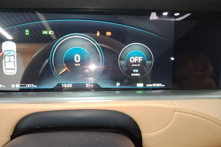 Used VOYAH FREE 2023 Four-Wheel Drive Extended-Range Model with Ultra-Long Range Instrument Cluster