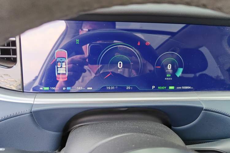 Used VOYAH FREE 2023 Four-Wheel Drive Extended-Range Model with Ultra-Long Range Instrument Cluster