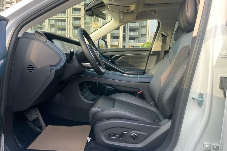 Used VOYAH FREE 2023 Four-Wheel Drive Extended-Range Model with Ultra-Long Range Interior 5