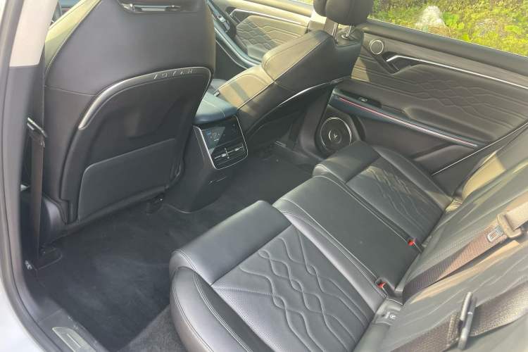 Used VOYAH FREE 2023 Four-Wheel Drive Extended-Range Model with Ultra-Long Range Interior 8