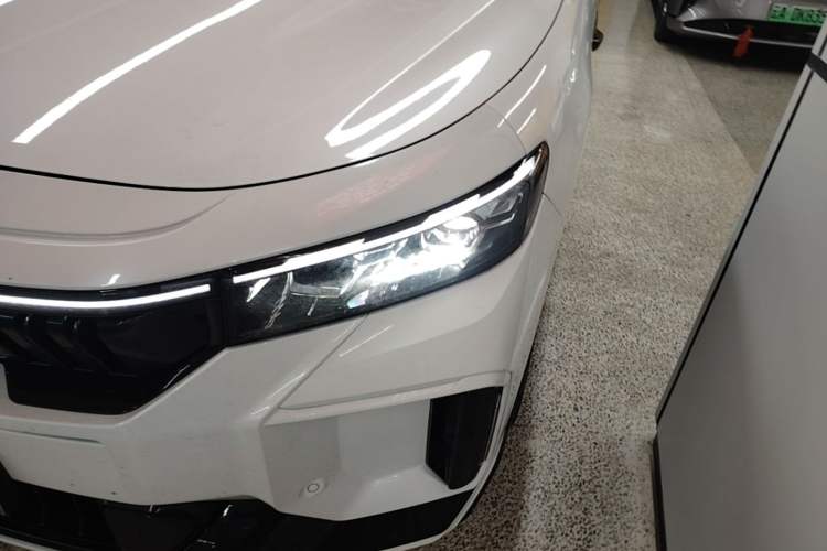 Used VOYAH FREE 2023 Four-Wheel Drive Extended-Range Model with Ultra-Long Range Left Front Headlight