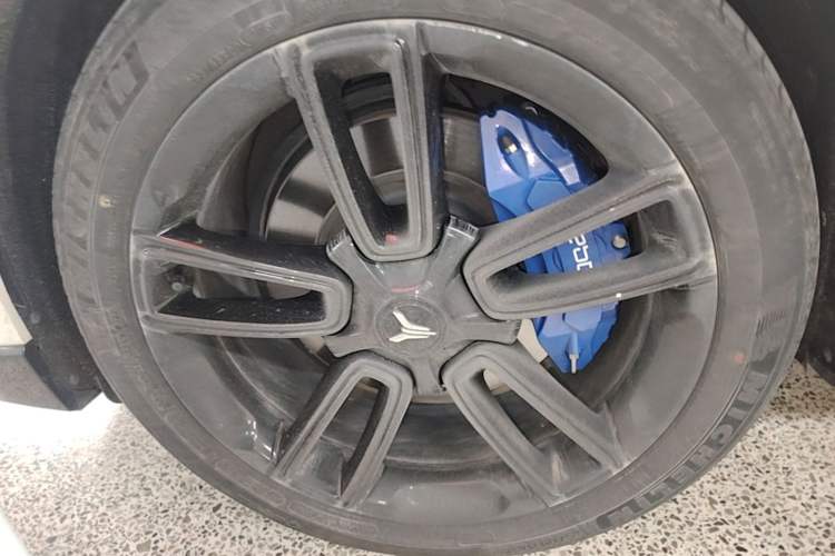 Used VOYAH FREE 2023 Four-Wheel Drive Extended-Range Model with Ultra-Long Range Left Front Wheel Hub