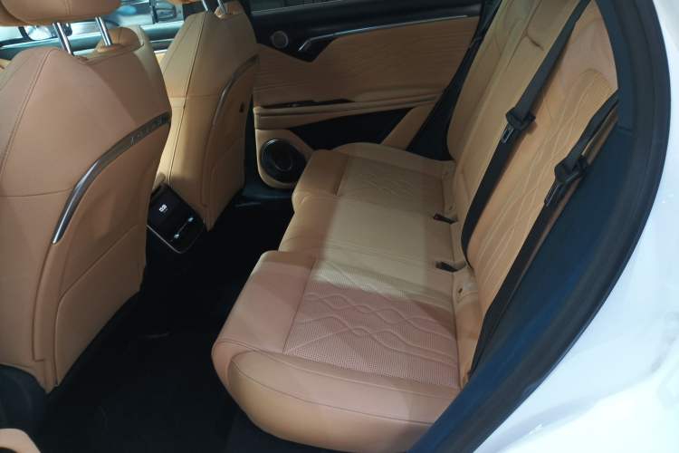 Used VOYAH FREE 2023 Four-Wheel Drive Extended-Range Model with Ultra-Long Range Left Rear Seat