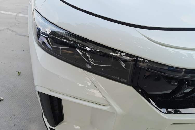 Used VOYAH FREE 2023 Four-Wheel Drive Extended-Range Model with Ultra-Long Range Right Front Headlight