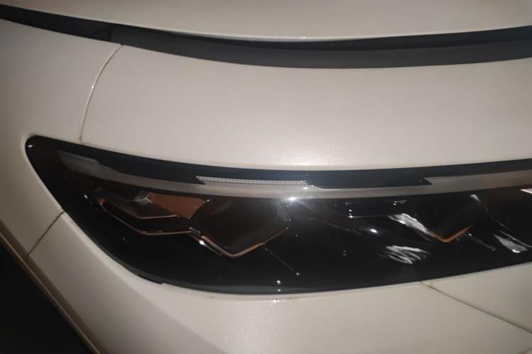 Used VOYAH FREE 2023 Four-Wheel Drive Extended-Range Model with Ultra-Long Range Right Front Headlight
