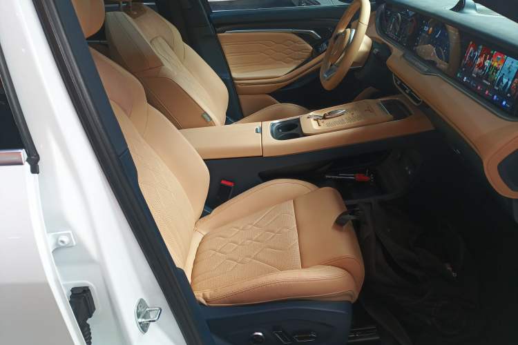 Used VOYAH FREE 2023 Four-Wheel Drive Extended-Range Model with Ultra-Long Range Right Front Seat