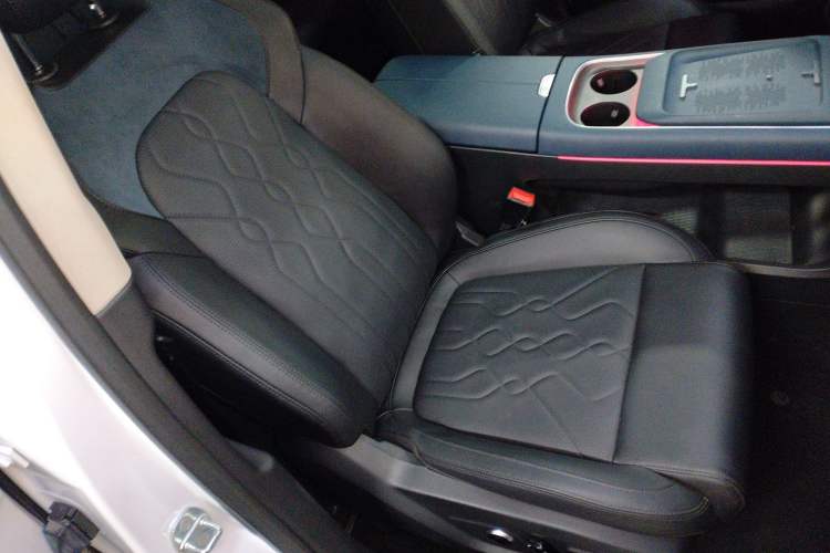 Used VOYAH FREE 2023 Four-Wheel Drive Extended-Range Model with Ultra-Long Range Right Front Seat
