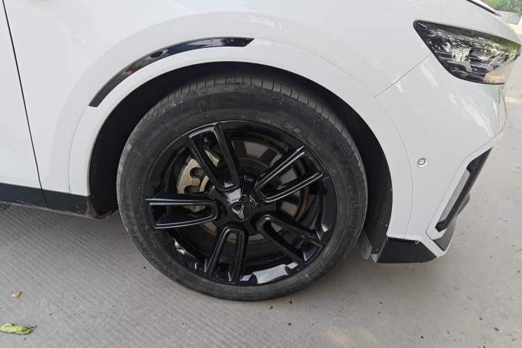 Used VOYAH FREE 2023 Four-Wheel Drive Extended-Range Model with Ultra-Long Range Right Front Wheel Hub