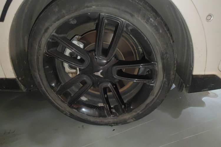 Used VOYAH FREE 2023 Four-Wheel Drive Extended-Range Model with Ultra-Long Range Right Front Wheel Hub