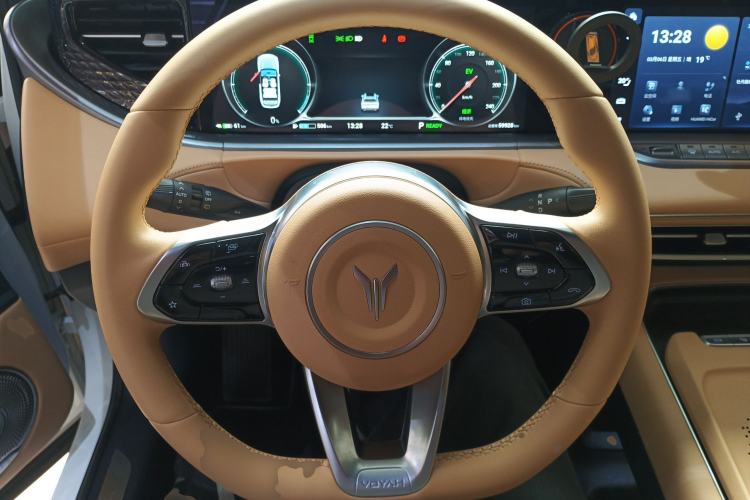 Used VOYAH FREE 2023 Four-Wheel Drive Extended-Range Model with Ultra-Long Range Steering Wheel
