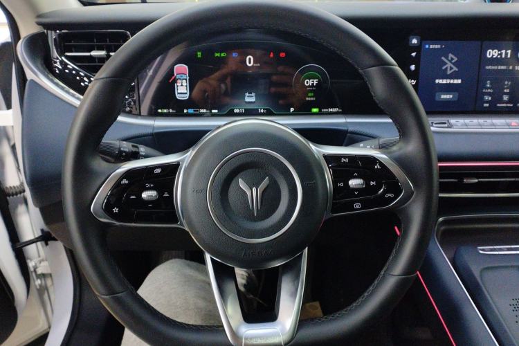 Used VOYAH FREE 2023 Four-Wheel Drive Extended-Range Model with Ultra-Long Range Steering Wheel
