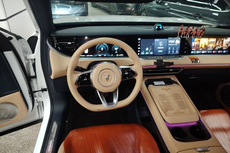 Used VOYAH FREE 2023 Four-Wheel Drive Extended-Range Model with Ultra-Long Range Steering Wheel