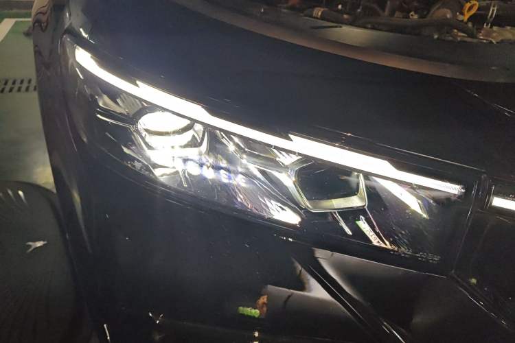 Used VOYAH FREE 2024 Ultra-Long Range Intelligent Driving Version Right Front Headlight