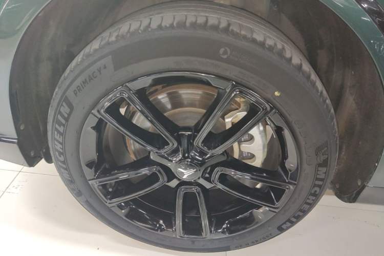 Used VOYAH FREE 2024 Ultra-Long Range Intelligent Driving Version Left Front Wheel Hub