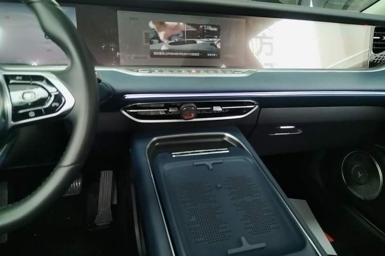Used VOYAH FREE 2024 Ultra-Long Range Intelligent Driving Version Audio And AC Panel