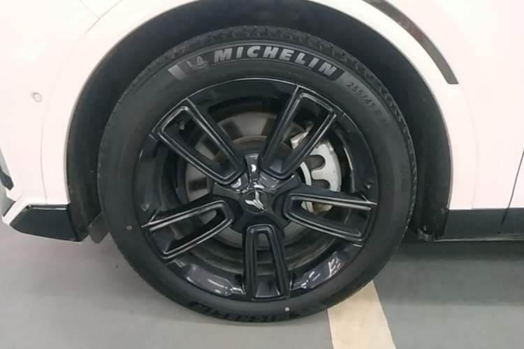 Used VOYAH FREE 2024 Ultra-Long Range Intelligent Driving Version Left Front Wheel Hub