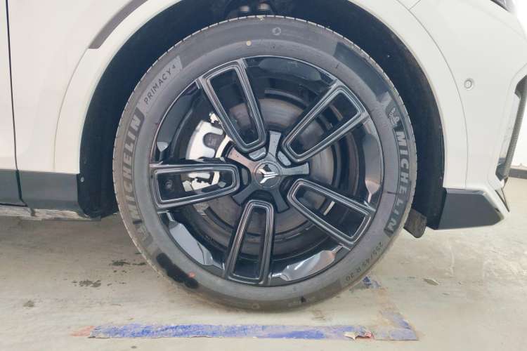 Used VOYAH FREE 2024 Ultra-Long Range Intelligent Driving Version Right Front Wheel Hub
