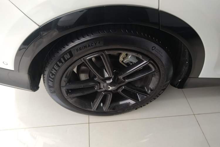 Used VOYAH FREE 2024 Ultra-Long Range Intelligent Driving Version Right Rear Wheel Hub