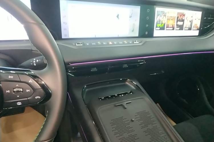 Used VOYAH FREE 2025 318 318 km Rear-Drive Touring Edition Audio And AC Panel