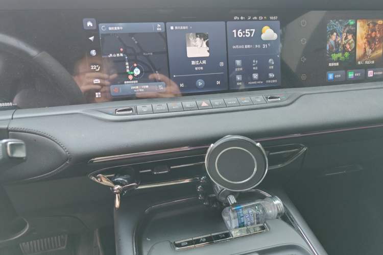 Used VOYAH FREE 2025 318 259 km All-Wheel-Drive Exploration Edition Audio And AC Panel