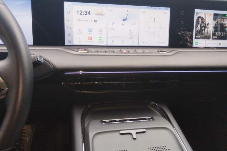 Used VOYAH FREE 2025 318 318 km Rear-Drive Touring Edition Audio And AC Panel