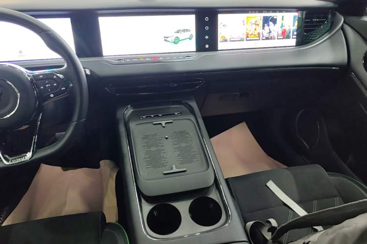 Used VOYAH FREE 2025 318 318 km Rear-Drive Touring Edition Audio And AC Panel