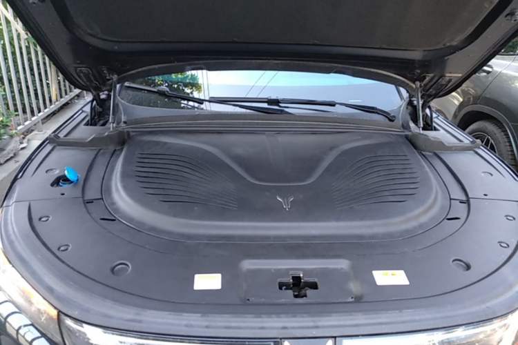 Used VOYAH FREE 2025 Model FREE+ Four-Wheel-Drive Qiankun Edition Engine Bay