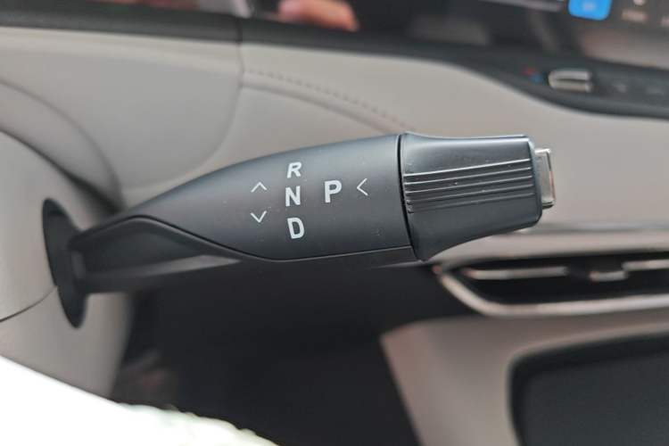 Used VOYAH FREE 2025 318 259 km All-Wheel-Drive Exploration Edition Gear Lever