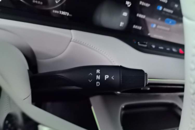 Used VOYAH FREE 2025 318 259 km All-Wheel-Drive Exploration Edition Gear Lever